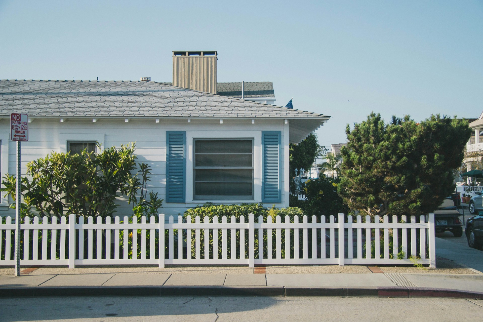 How to Choose the Right Fence Paint for California Weather